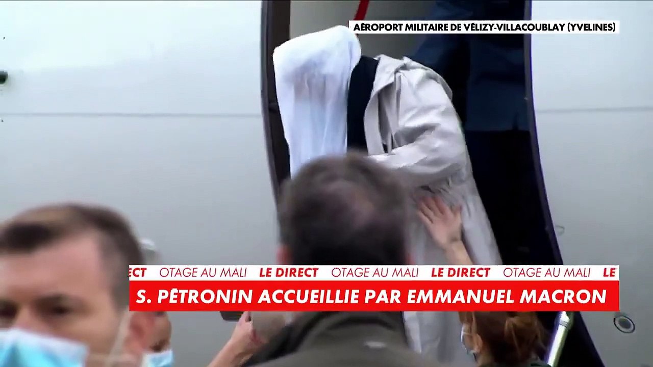 Regardez les images de l’arrivée de l’ex-otage au Mali Sophie Pétronin ce midi à l’aéroport militaire de Vélizy-Villacoublay - VIDEO