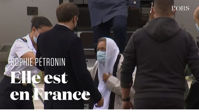Emmanuel Macron accueille l'ex-otage Sophie Pétronin sur le sol français