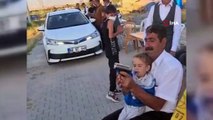 2 yaşındaki torununun eline silah verip ateş ettirdi