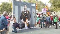 Cientos de personas protestan en Barcelona contra la presencia del rey