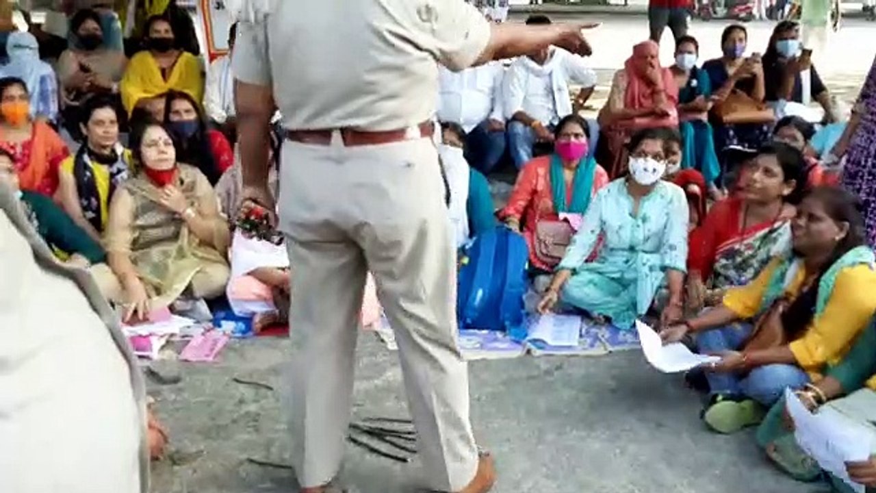 कस्तूरबा गांधी विद्यालय के शिक्षकों ने हवन पूजा करके जताया विरोध, पुलिस ने रोका