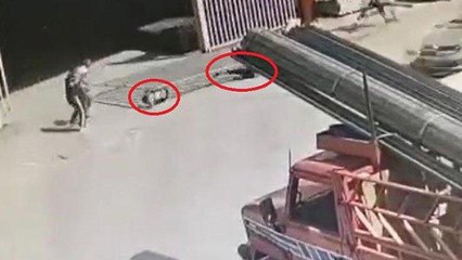 Şakalaşan çocuklar demir kapının altında kaldı