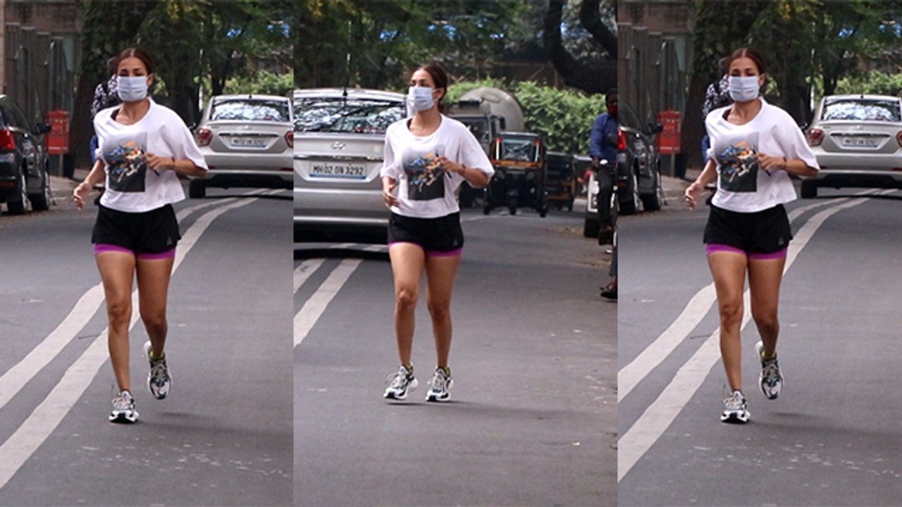 Malaika Arora Snapped Jogging In Bandra | बीच सड़क में Jogging करते दिखीं Malaika Arora | Boldsky