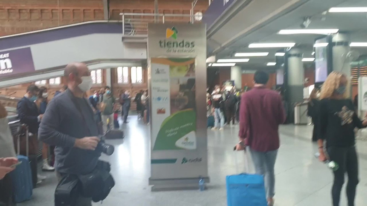 Numerosos ciudadanos  esperan en Atocha para saber si podrán salir de Madrid