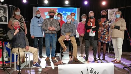 La troupe du Cabaret dottignien se met à chanter en pleine séance photo
