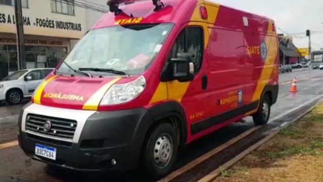 Grave acidente entre carro e moto é registrado na Avenida Tancredo Neves