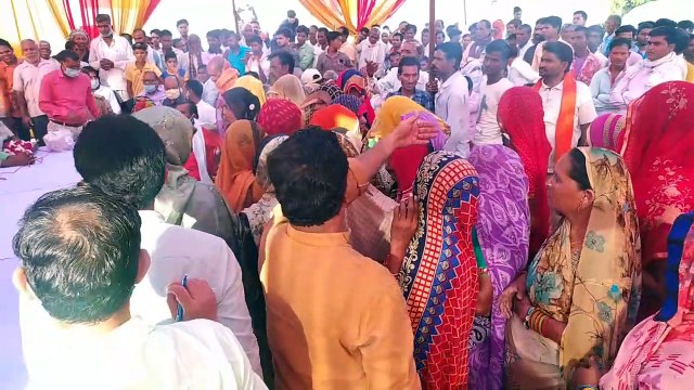 किसानों के लिए लगाई चौपाल, महिलाओं ने आवास योजना के नाम पर काटा हंगामा