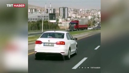 Freni boşalan kamyon araçlara çarpmadan 2 kilometre geri geri gitti