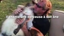 Son âne s'endort dans ses bras quand il lui chante une berceuse