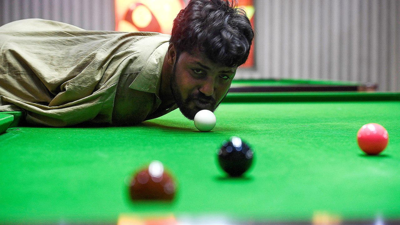 Pakistani born without arms masters snooker