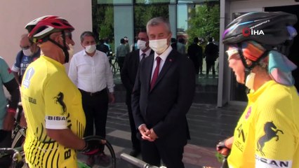 Bisikletçiler Başkan Tahmazoğlu’nu ziyaret etti