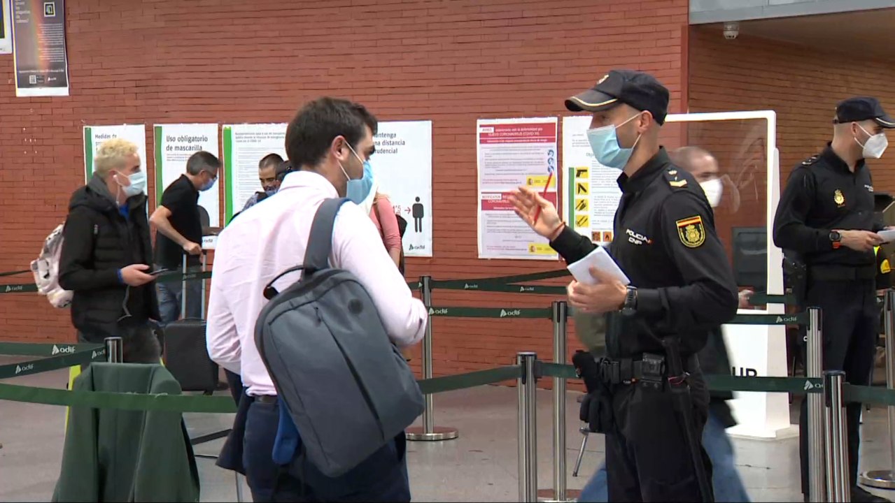 Controles policiales en Atocha ante la afluencia de viajeros