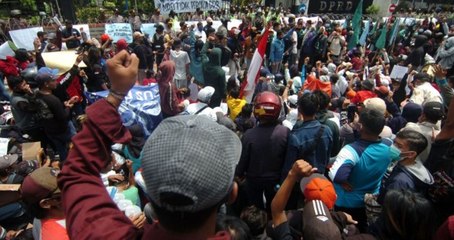 Demo tolak Omnibus Law di berbagai kota berakhir rusuh