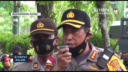 Hadapi Pengunjuk Rasa Tolak UU Cipta Kerja, Aparat Lantunkan Selawat