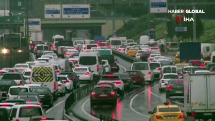 İstanbul'da cuma trafiği yoğunluğu!