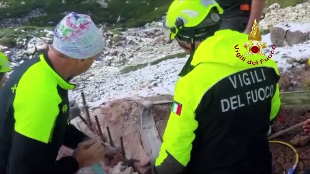 Pontebba (UD) - Vigili del fuoco a 2mila metri per recuperare masso con fossili rari (09.10.20)