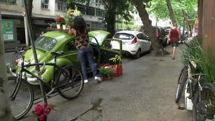 Una mujer subsiste en tiempos de pandemia vendiendo flores por las calles de Río de Janeiro