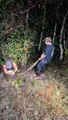 Ces chasseurs de serpents trouvent un énorme python