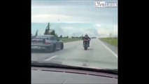 Ce motard voulait tenter une petite course avec une voiture... mauvaise idée