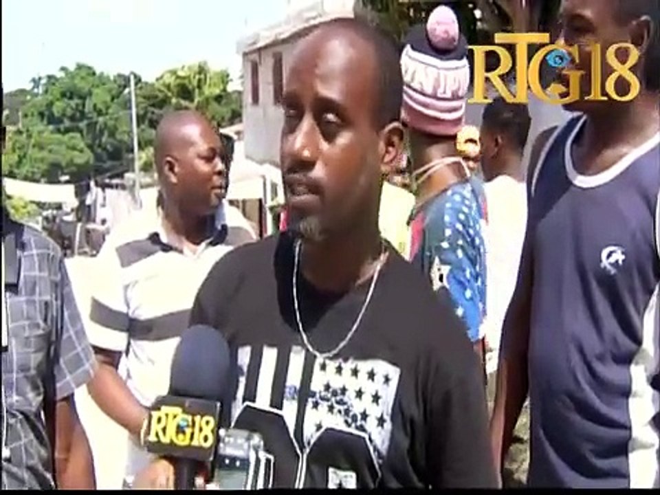 Moun mòn Laza nan petyonvil, dèlma 60 leve kanpe pou mande leta fè wout la pou yo