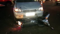 Duas mulheres ficam feridas em forte colisão entre carro e moto na Rua Jacarezinho