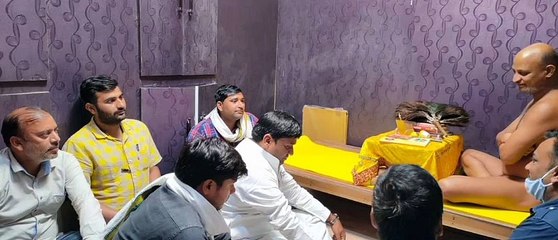 जैन धर्म गुरु से आशीर्वाद लेने पहुंचे सपा जिला अध्यक्ष