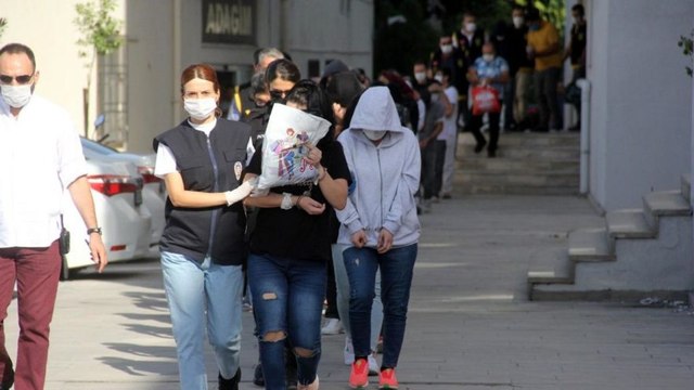 Svinger partisine katılan su tesisatçısı, kendisini diş hekimi olarak tanıtıp çiftleri dolandırmış