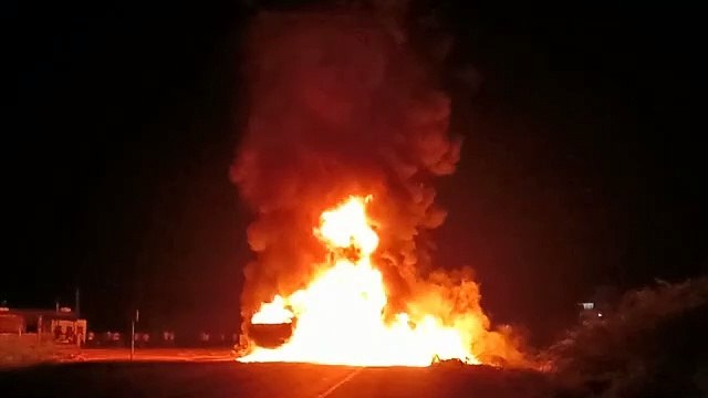 दो ट्रेलर की आमने-सामने भिड़ंत होने से लगी आग, एक ट्रेलर में भरा था रिफाइण्ड ऑयल