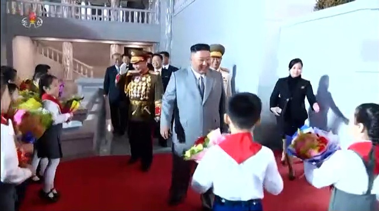 La Corée du Nord "continuera de s'armer", assure Kim Jong Un lors d'un défilé militaire géant