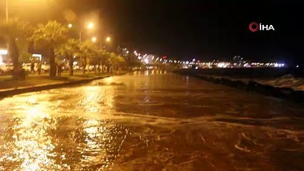Karadeniz'de dev dalgalar oluştu, deniz yola taştı