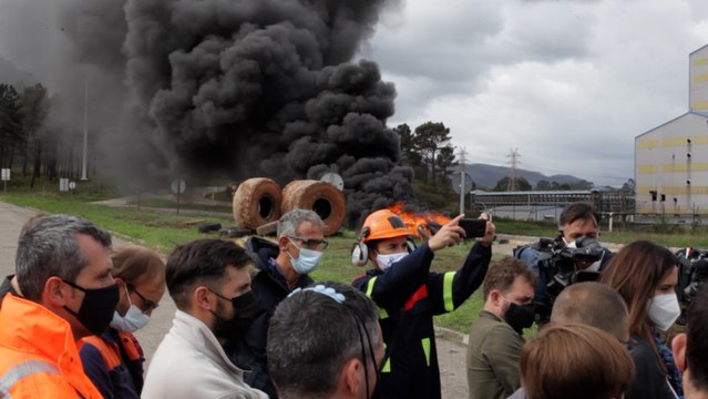 Mayoral junto a los trabajadores de Alcoa tras el anuncio del ERE