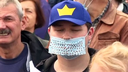 Les anti-masques haussent le ton en Europe, alors que les mesures se durcissent