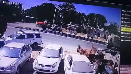 तेज रफ्तार ट्रैक्टर ने दंपत्ती को कुचला, मौत