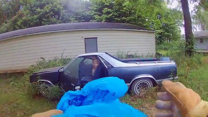 Ce qu'il découvre dans une vieille voiture est incroyable