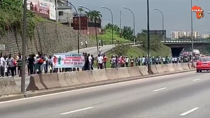 Des opposants marchent sur  le stade Houphouët Boigny