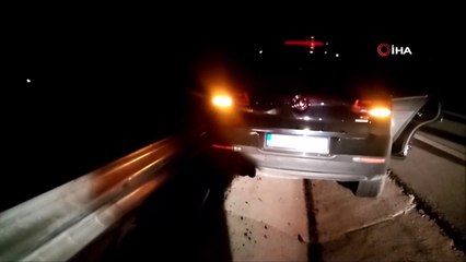 Lüks otomobil bariyerlere çarptı: 2 yaralı