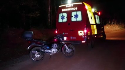 Motociclista é socorrido após sofrer queda em estrada rural
