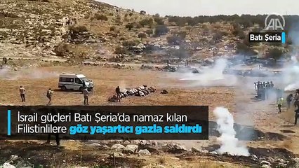 Download Video: İsrail güçleri Batı Şeria'da namaz kılan Filistinlilere göz yaşartıcı gazla saldırdı