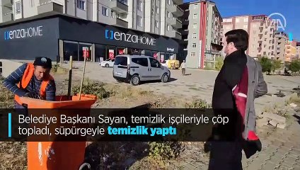 Belediye Başkanı Sayan, temizlik işçileriyle çöp topladı, süpürgeyle temizlik yaptı