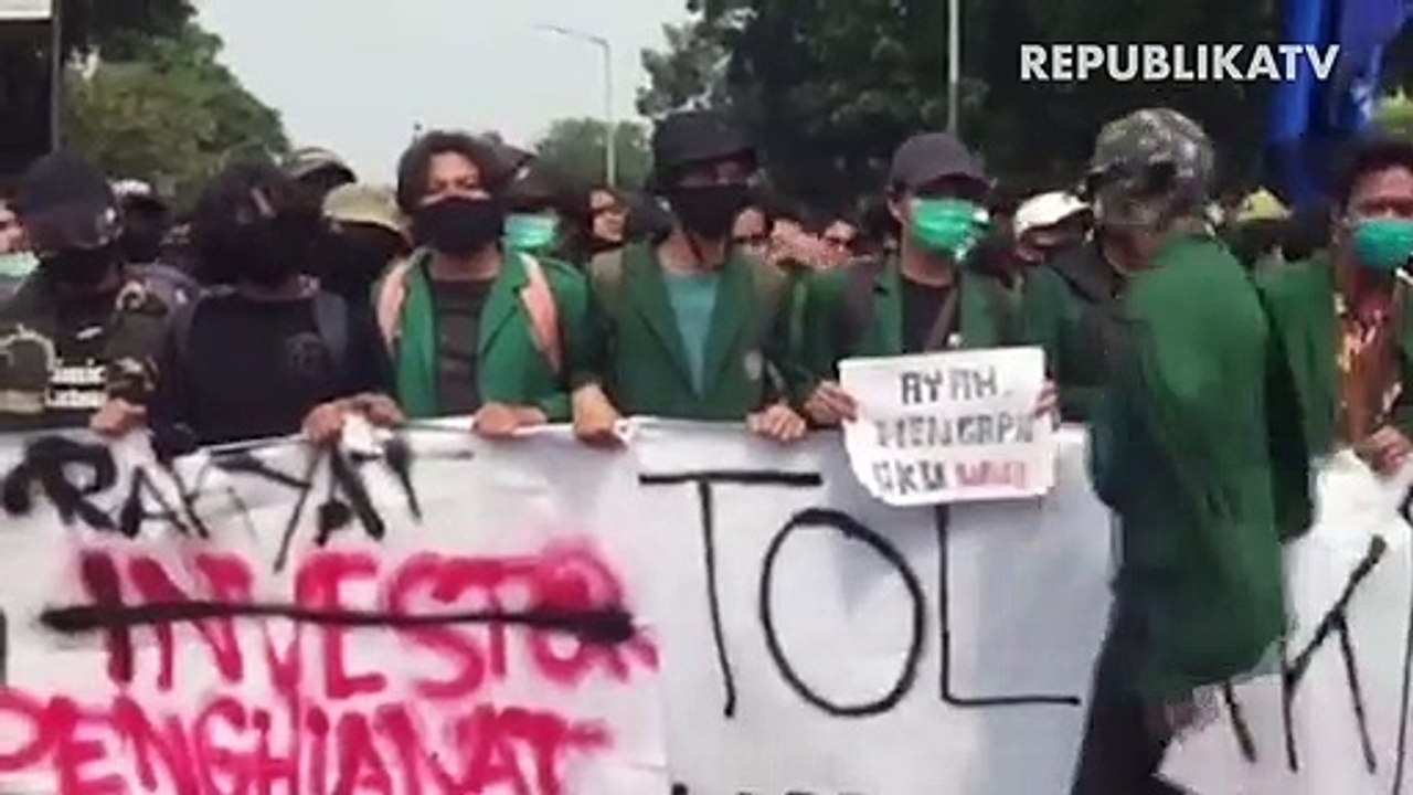Tak Setuju UU Ciptaker, Jokowi: Silahkan Uji Materi ke MK