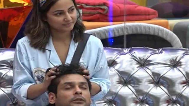 Bigg Boss 14: Hina Khan ने दिया Siddharth Shukla को Shehnaz Gill जैसा हेड मसाज | FilmiBeat