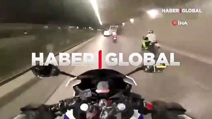 İki otobüsün arasında kalan motosikletli kamerada