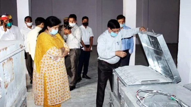 निर्वाचन कार्यालय का जायजा लेने पहुंची जिला अधिकारी
