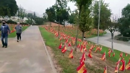 Sevilla amanece con miles de banderas de España en homenaje a las víctimas del Covid-19