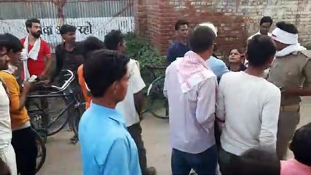 नशेबाज सिपाही की गाड़ी से युवती सवार बाइक की हुई टक्कर, अभद्रता करने पर युवती ने की चप्पलों से पिटाई