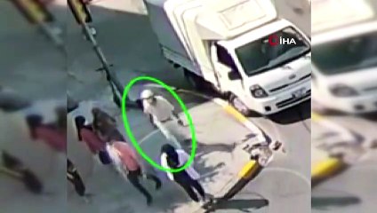 Yolun karşısına geçmeye çalışan vatandaşların üzerine araç sürüp hırsızlık yaptılar