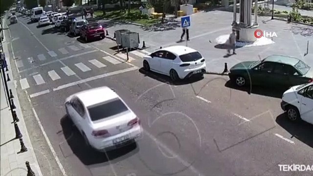 Önündeki aracı sağdan geçmeye çalıştı, motosikletli adama böyle çarptı