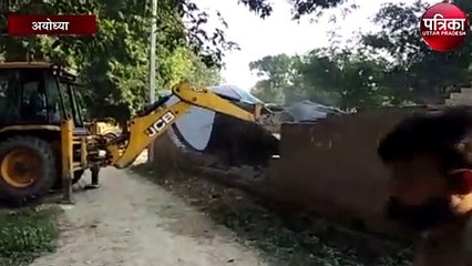 अपहरण के आरोप में प्रधान के संपत्ति पर चली जेसीबी