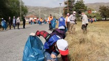 Erzincan’da gençlerden çevre temizliği