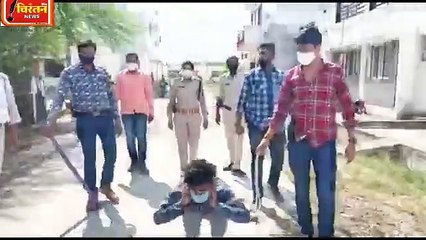 ऑटो में आग लगाने वाले और चाकू बाजी करने वाले का निकाला जुलूस